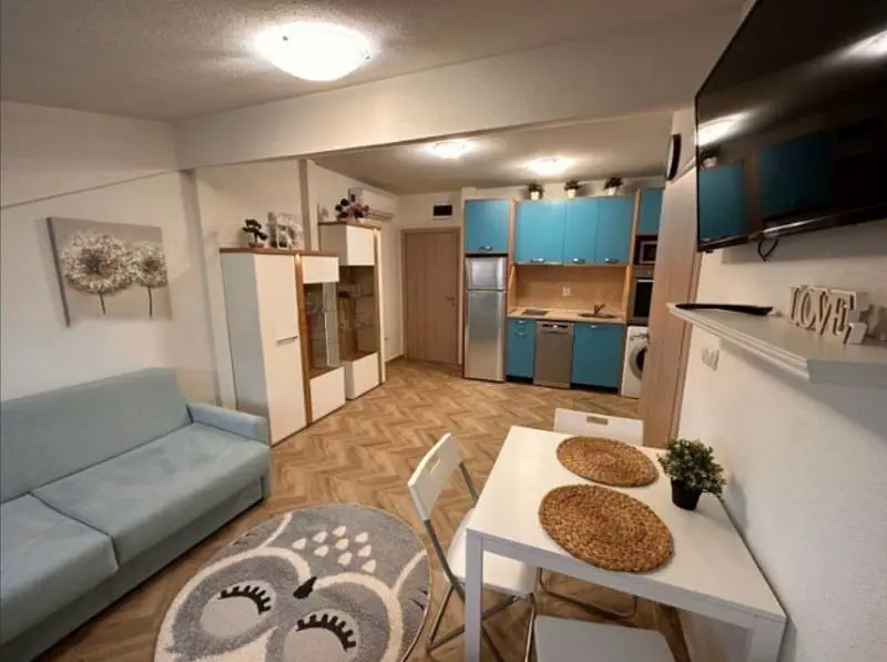 Salón; suelo de madera, luz natural, estilo moderno, techos altos