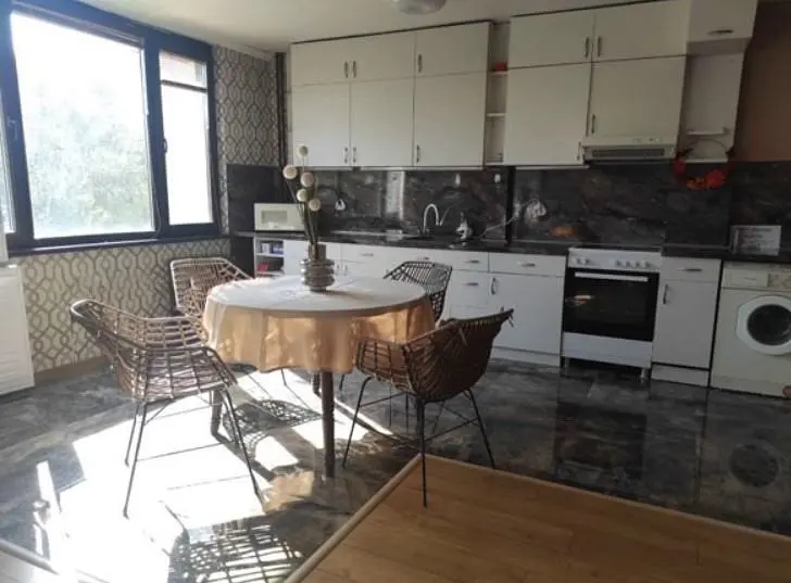 Salón; suelo de madera, luz natural, estilo moderno, techos altos