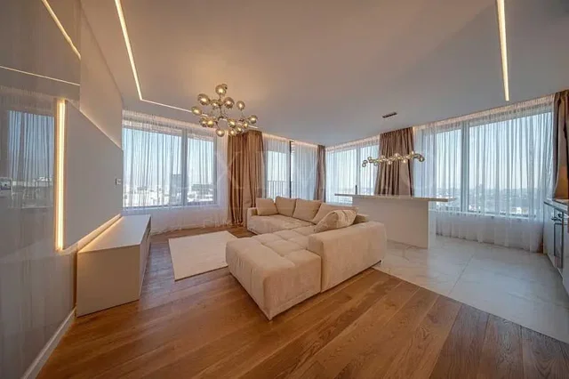 Cocina; electrodomésticos, suelo de madera, luz natural, estilo moderno, renovado
