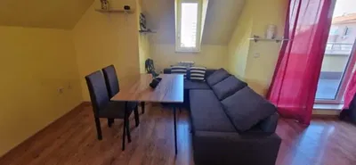 Wohnzimmer; holzboden, tageslicht, moderner stil, hohe decken