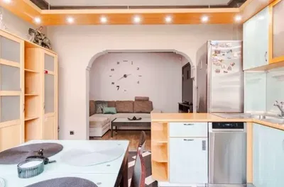 Wohnzimmer; holzboden, tageslicht, moderner stil, hohe decken