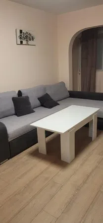 Wohnzimmer; holzboden, tageslicht, moderner stil, hohe decken