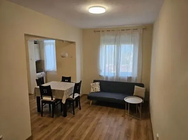 Wohnzimmer; holzboden, tageslicht, moderner stil, hohe decken