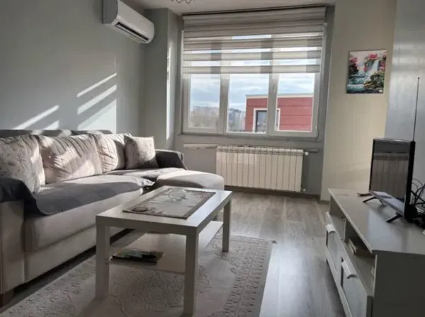 Cocina; electrodomésticos, suelo de madera, luz natural, estilo moderno, renovado