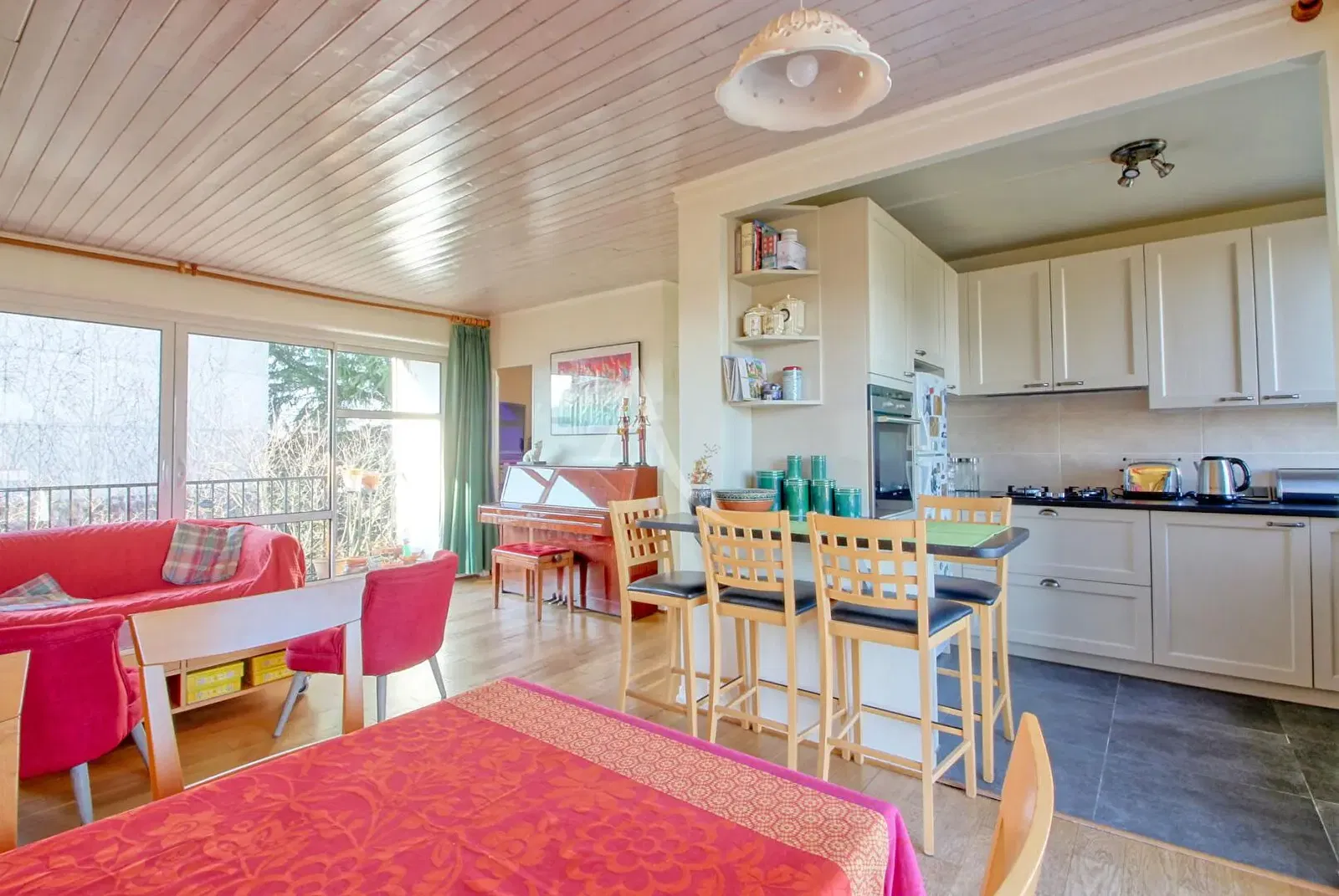 Wohnzimmer; holzboden, tageslicht, moderner stil, hohe decken