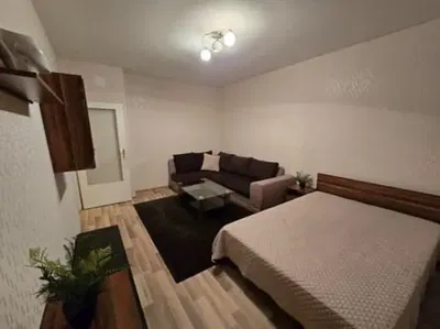 Σαλόνι; ξύλινο πάτωμα, φυσικό φως, μοντέρνο στυλ, ψηλά ταβάνια