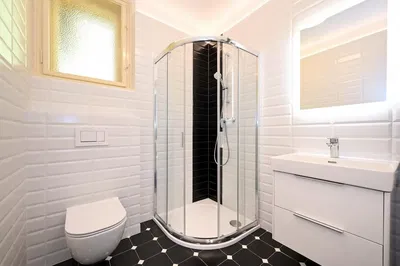 Σαλόνι; ξύλινο πάτωμα, φυσικό φως, μοντέρνο στυλ, ψηλά ταβάνια