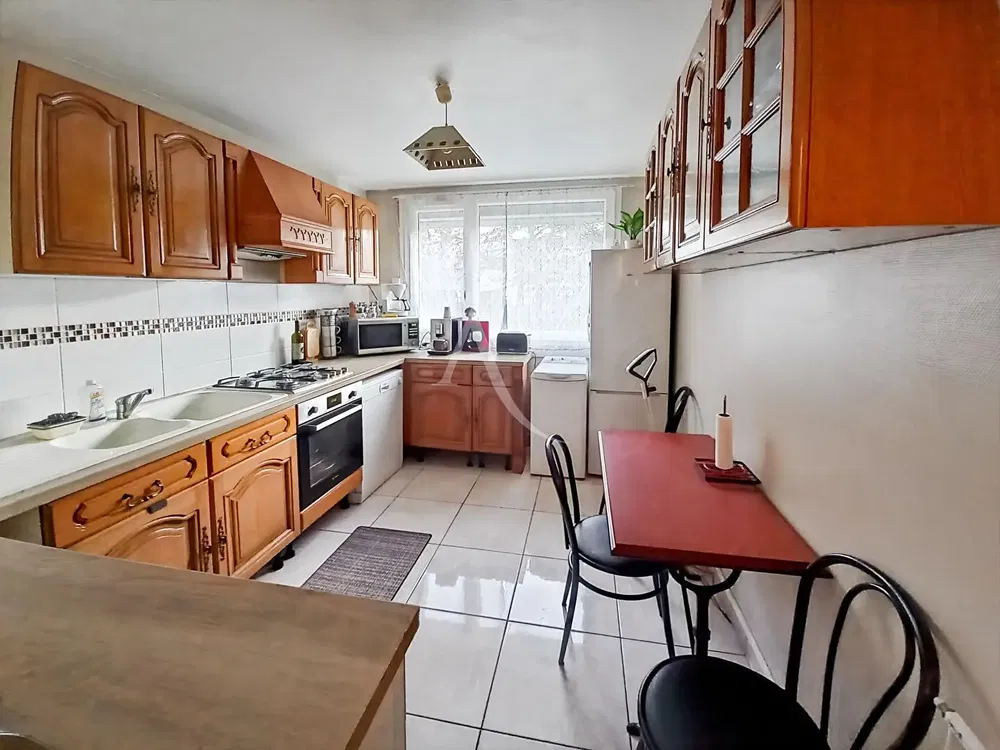 Dnevni boravak; drveni pod, prirodna svjetlost, moderan stil, visoki stropovi