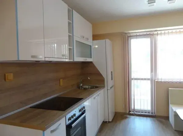 Σαλόνι; ξύλινο πάτωμα, φυσικό φως, μοντέρνο στυλ, ψηλά ταβάνια