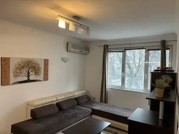 Κουζίνα; συσκευές κουζίνας, ξύλινο πάτωμα, φυσικό φως, μοντέρνο στυλ, ανακαινισμένο