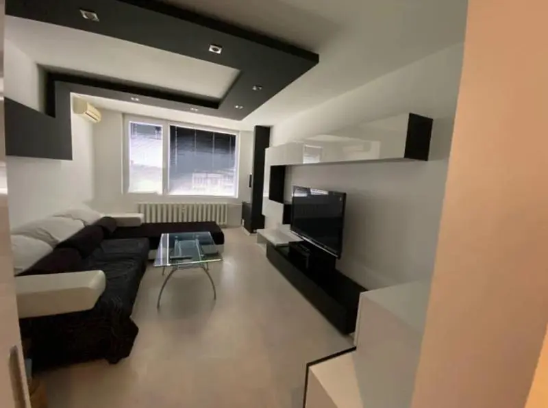 Κουζίνα; συσκευές κουζίνας, ξύλινο πάτωμα, φυσικό φως, μοντέρνο στυλ, ανακαινισμένο