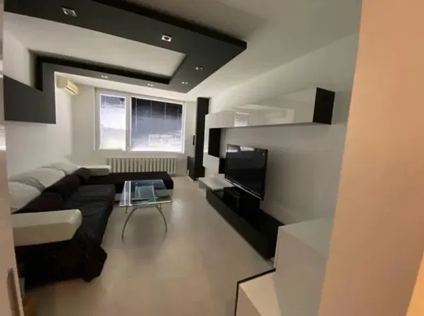 Κουζίνα; συσκευές κουζίνας, ξύλινο πάτωμα, φυσικό φως, μοντέρνο στυλ, ανακαινισμένο