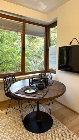 Σαλόνι; ξύλινο πάτωμα, φυσικό φως, μοντέρνο στυλ, ψηλά ταβάνια