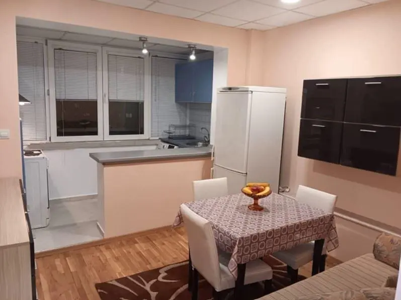 Obývací pokoj; dřevěná podlaha, přirozené světlo, moderní styl, vysoké stropy