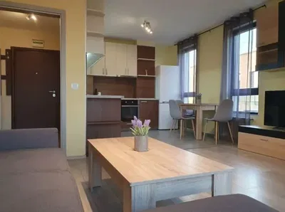 Σαλόνι; ξύλινο πάτωμα, φυσικό φως, μοντέρνο στυλ, ψηλά ταβάνια