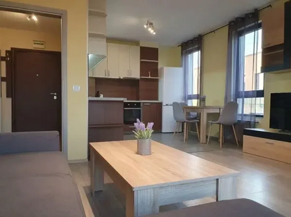 Salón; suelo de madera, luz natural, estilo moderno, techos altos