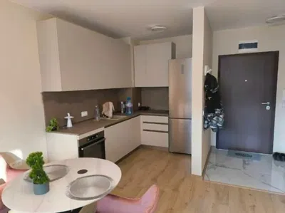 Wohnzimmer; holzboden, tageslicht, moderner stil, hohe decken