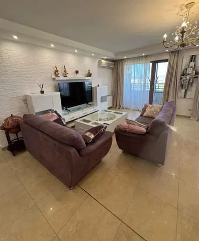 Cocina; electrodomésticos, suelo de madera, luz natural, estilo moderno, renovado