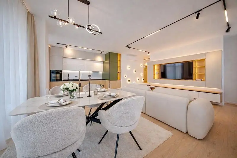 Wohnzimmer; holzboden, tageslicht, moderner stil, hohe decken