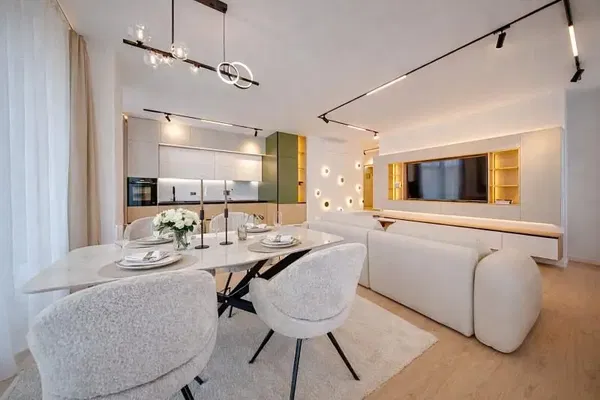 Wohnzimmer; holzboden, tageslicht, moderner stil, hohe decken