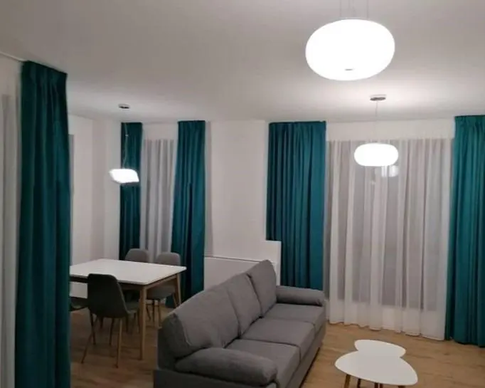 Salón; suelo de madera, luz natural, estilo moderno, techos altos