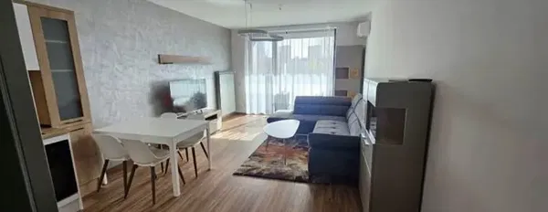 Salón; suelo de madera, luz natural, estilo moderno, techos altos