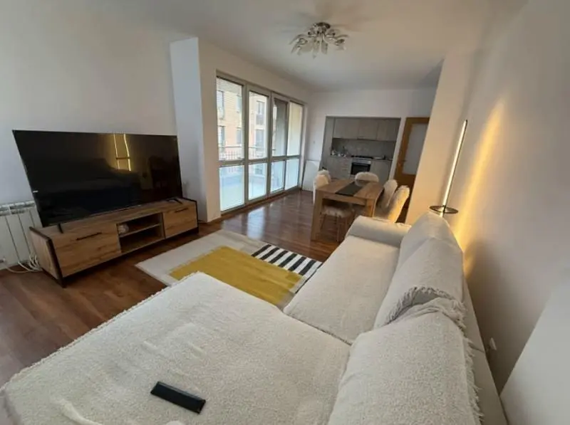 Salón; suelo de madera, luz natural, estilo moderno, techos altos