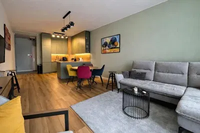 Living room; wood floor, natural light, modern style, high ceiling