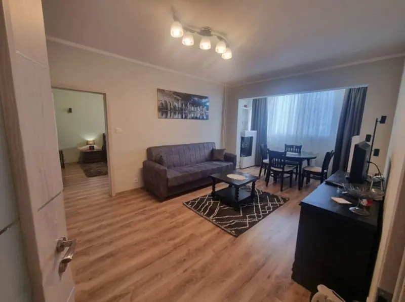 Salón; suelo de madera, luz natural, estilo moderno, techos altos