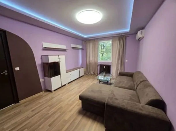 Cocina; electrodomésticos, suelo de baldosas, luz natural, estilo moderno, renovado