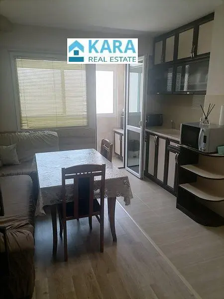 Salon; parquet, lumière naturelle, style moderne, hauteur sous plafond