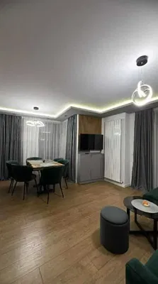 Küche; küchengeräte, holzboden, tageslicht, moderner stil, renoviert