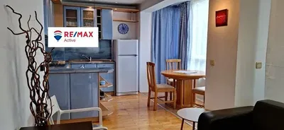 Wohnzimmer; holzboden, tageslicht, moderner stil, hohe decken