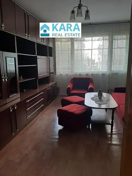 Wohnzimmer; holzboden, tageslicht, moderner stil, hohe decken