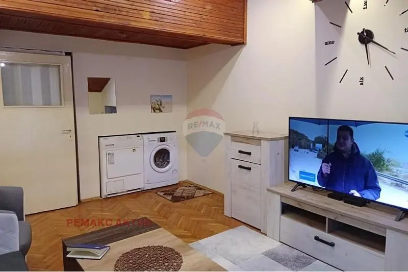 Wohnzimmer; holzboden, tageslicht, moderner stil, hohe decken