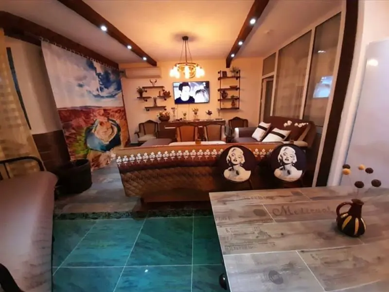 Küche; küchengeräte, holzboden, tageslicht, moderner stil, renoviert