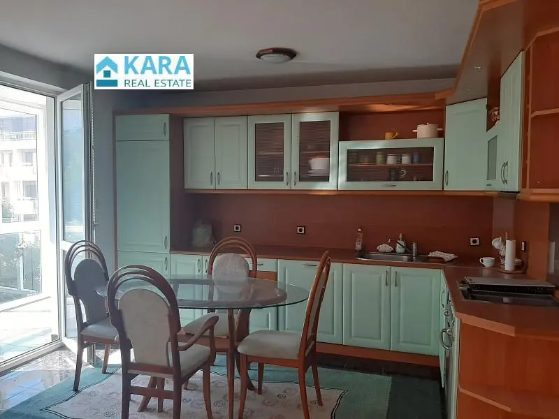 Salon; parquet, lumière naturelle, style moderne, hauteur sous plafond
