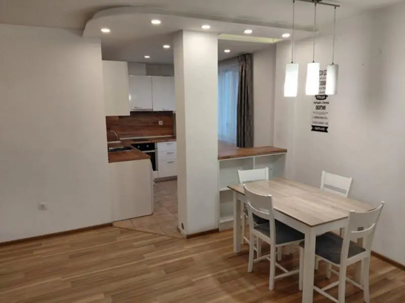 Wohnzimmer; holzboden, tageslicht, moderner stil, hohe decken