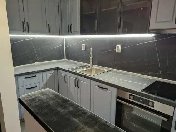 Wohnzimmer; holzboden, tageslicht, moderner stil, hohe decken