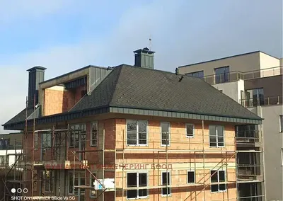 Obývačka; drevená podlaha, prirodzené svetlo, moderný štýl, vysoké stropy