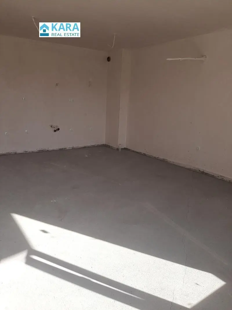 Living room; wood floor, natural light, modern style, high ceiling
