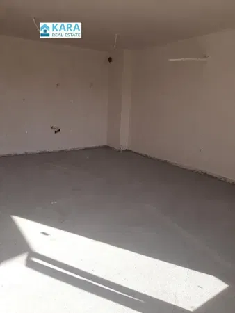 Living room; wood floor, natural light, modern style, high ceiling