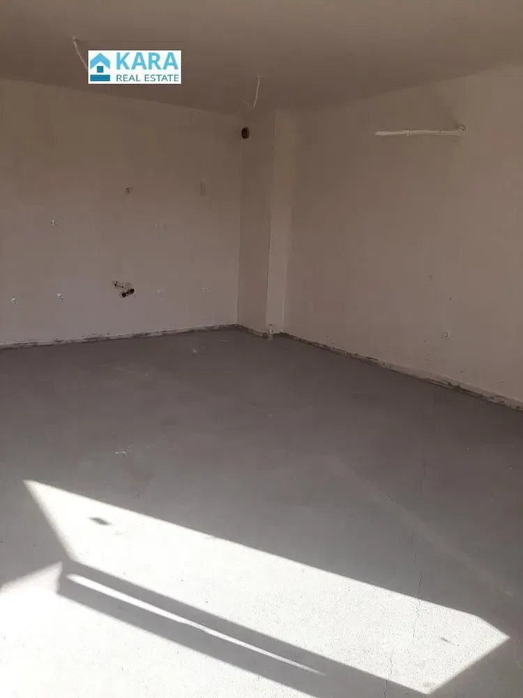 Living room; wood floor, natural light, modern style, high ceiling