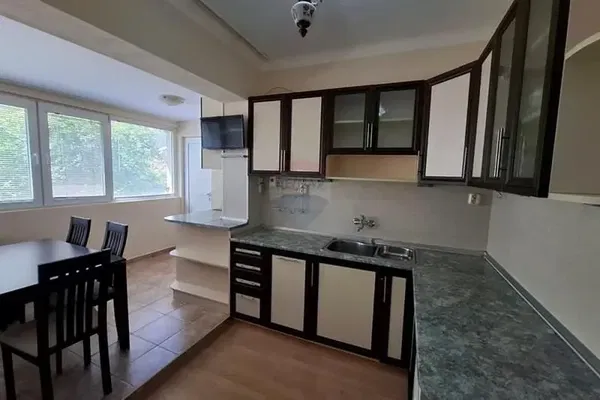 Küche; küchengeräte, fliesenboden, tageslicht, moderner stil, renoviert