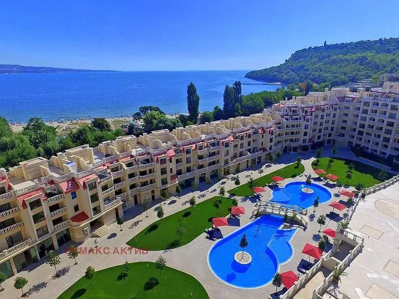 Wohnzimmer; holzboden, tageslicht, moderner stil, hohe decken