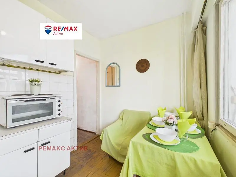 Living room; wood floor, natural light, modern style, high ceiling