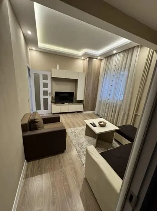 Wohnzimmer; holzboden, tageslicht, moderner stil, hohe decken