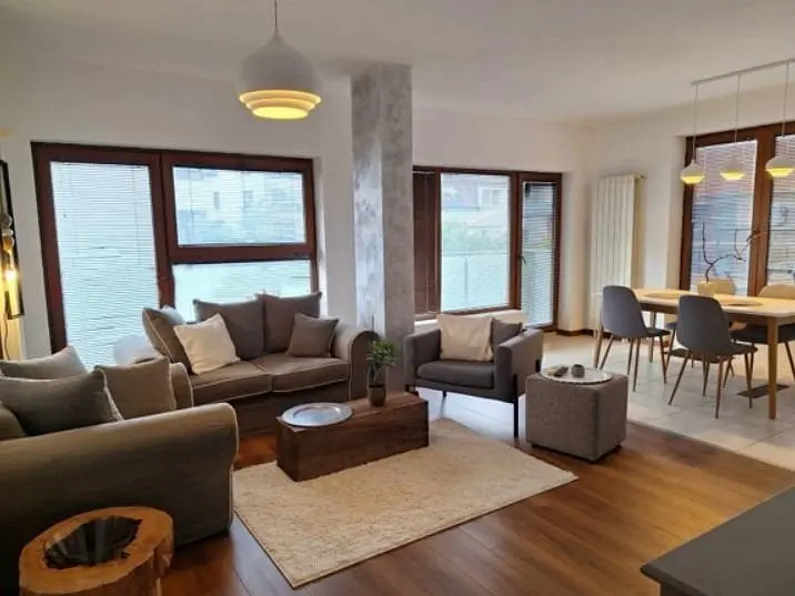 Küche; küchengeräte, holzboden, tageslicht, moderner stil, renoviert