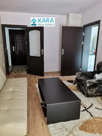 Living room; wood floor, natural light, modern style, high ceiling