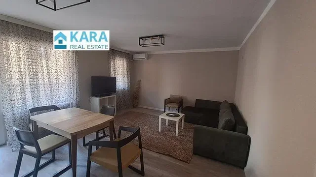 Living room; wood floor, natural light, modern style, high ceiling